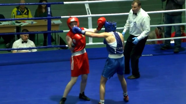 Атакує Каріна Вовк (в синій формі)